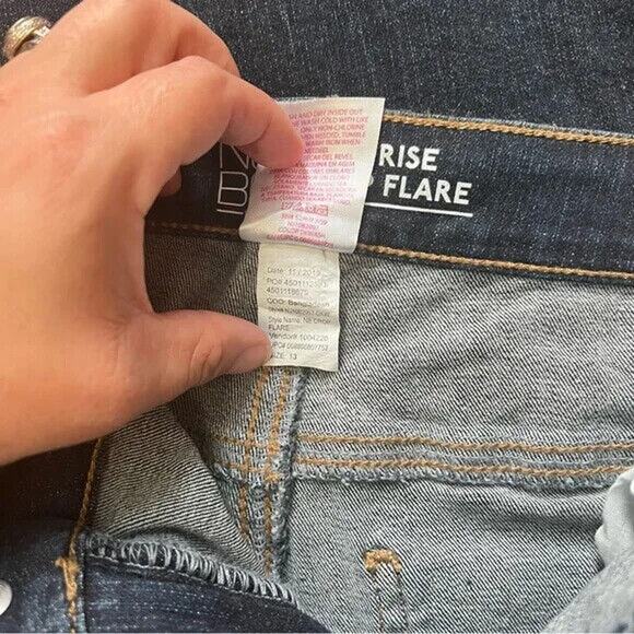 No Boundaries Junior's High Rise Cropped Flare Wash Blue Distressed Size 13 - Picture 3 of 9